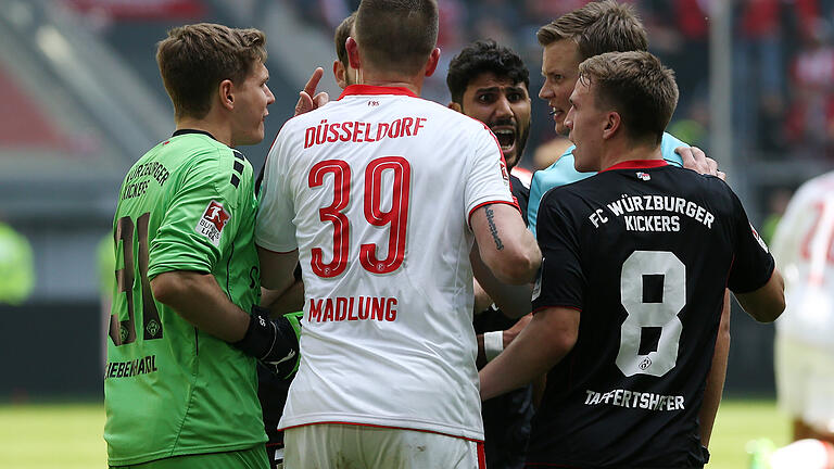 Hitzige Diskussionen: So sehr sich Kickers-Torhüter Jörg Siebenhandl (links) und seine Mitspieler Elia Soriano (Mitte) und Emanuel Taffertshofer auch beklagten. Schiedsrichter Torben Siewer ließ sich nicht umstimmen. Der späte Ausgleichstreffer für die Fortuna (vorne Alexander Madlung) zählte. Hitzige Diskussionen: So sehr sich Kickers-Torhüter Jörg Siebenhandl (links) und seine Mitspieler Elia Soriano (Mitte) und Emanuel Taffertshofer auch beklagten. Schiedsrichter Torben Siewer ließ sich nicht umstimmen. Der späte Ausgleichstreffer für die Fortuna (vorne Alexander Madlung) zählte.