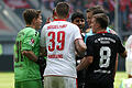 Hitzige Diskussionen: So sehr sich Kickers-Torhüter Jörg Siebenhandl (links) und seine Mitspieler Elia Soriano (Mitte) und Emanuel Taffertshofer auch beklagten. Schiedsrichter Torben Siewer ließ sich nicht umstimmen. Der späte Ausgleichstreffer für die Fortuna (vorne Alexander Madlung) zählte.