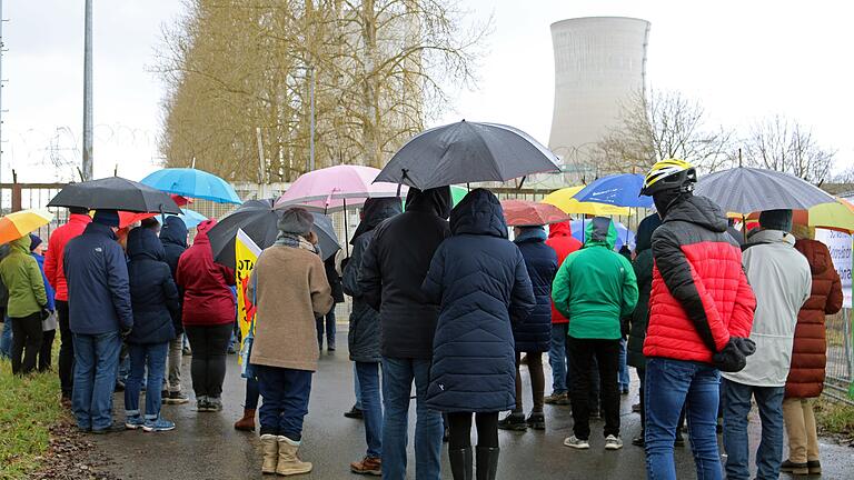 Rund 60 Menschen nahmen an der kurzfristig anberaumten Demo direkt vor dem Atomkraftwerk Grafenrheinfeld teil. Rund 60 Menschen nahmen an der kurzfristig anberaumten Demo direkt vor dem Atomkraftwerk Grafenrheinfeld teil.