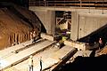 1000 Tonnen wiegt die neue Bahnbrücke bei Kilometer 2,6 an der Werntalbahn zwischen Waigolshausen und Gemünden nahe Zeuzleben. Sie wurde Mittwochnacht mit Hydraulikpressen dreieinhalb Stunden lang an ihren Platz gezogen, übers Wochenende wird das Gleis eingebaut. Insgesamt wurden an der Strecke, die hauptsächlich für Güterverkehr genutzt wird, sechs Brücken saniert.