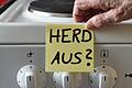 Ein Zettel mit dem Schriftzug 'Herd aus?' klebt an einem Herd neben den Drehknöpfen. Im Rahmen der Bayerischen Demenzwoche finden auch im Landkreis Rhön-Grabfeld Veranstaltungen statt, die sich mit der Krankheit auseinandersetzen.