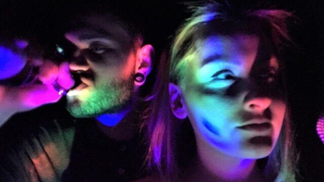 „Disco Pigs“ gibt ungeschminkt Einblick in die Lebenssituation der hübschen Sinead und dem poltrigen Darren.