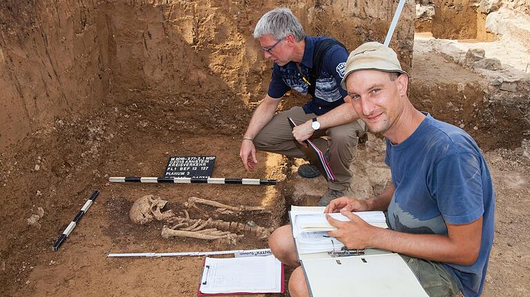 Archäologen vermessen den Fund eines "halben" Skeletts im Gräberfeld. Archäologen vermessen den Fund eines "halben" Skeletts im Gräberfeld.