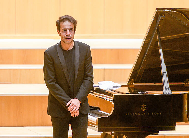 Meisterkonzerte Würzburg:Pianist Aurèle Marthan spielt Werke von Rameau, Mozart, Beethoven, Ravel und Liszt in der Hochschule für Musik in Würzburg. Meisterkonzerte Würzburg:Pianist Aurèle Marthan spielt Werke von Rameau, Mozart, Beethoven, Ravel und Liszt in der Hochschule für Musik in Würzburg.
