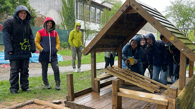 Das Haus auf dem Tiefenthaler Spielplatz erstrahlt im neuen Glanz. Live bei den letzten fleißigen Arbeiten mitten im April-Schneeregen dabei (von links): Christine Lang-Müller (Vorständin Veranstaltung DJK Tiefenthal), Landrätin Sabine Sitter, Andreas Lannig (BGT) sowie zwei Vertreterinnen des Koordinierungskreis, Christina Lömmer (Gemeindeassistentin Pastoraler Raum Gemünden) und Hanna Möhler (BDKJ Regionalvorständin MSP), die außerdem einen leckeren Obst- und Naschkorb im Gepäck hatten. Das Haus auf dem Tiefenthaler Spielplatz erstrahlt im neuen Glanz. Live bei den letzten fleißigen Arbeiten mitten im April-Schneeregen dabei (von links): Christine Lang-Müller (Vorständin Veranstaltung DJK Tiefenthal), Landrätin Sabine Sitter, Andreas Lannig (BGT) sowie zwei Vertreterinnen des Koordinierungskreis, Christina Lömmer (Gemeindeassistentin Pastoraler Raum Gemünden) und Hanna Möhler (BDKJ Regionalvorständin MSP), die außerdem einen leckeren Obst- und Naschkorb im Gepäck hatten.