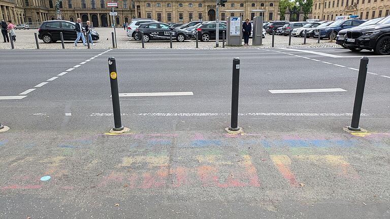 Nachdem die Deutschlandflagge entfernt wurde, ist kaum mehr etwas übrig vom Pride-Regenbogen gegenüber der Würzburger Residenz. Nachdem die Deutschlandflagge entfernt wurde, ist kaum mehr etwas übrig vom Pride-Regenbogen gegenüber der Würzburger Residenz.