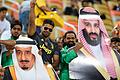 Fußball-Fans in Saudi-Arabien       -  Saudische Fußballfans finden die Sport-Strategie des Königreichs um Kronprinz Mohammed bin Salman (auf dem rechten Plakat) gut.