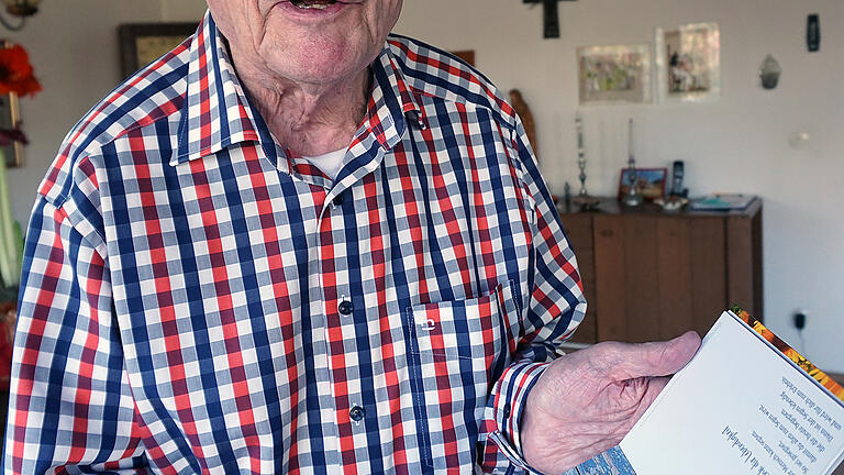Pfarrer Roland Breitenbach mit seinem neuen Buch. Pfarrer Roland Breitenbach mit seinem neuen Buch.