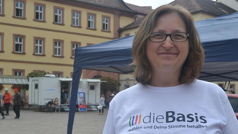 Sabine Theresia Schmitt (Die Basis) an ihrem Infostand auf dem Marktplatz in Karlstadt. Sabine Theresia Schmitt (Die Basis) an ihrem Infostand auf dem Marktplatz in Karlstadt. 