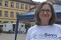 Sabine Theresia Schmitt (Die Basis) an ihrem Infostand auf dem Marktplatz in Karlstadt.&nbsp;
