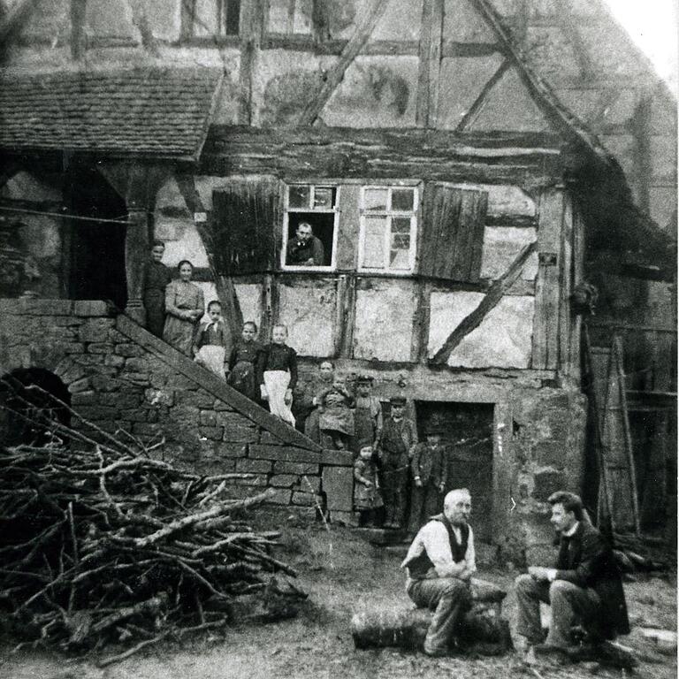 Wohnhaus in Wiesen mit seinen zahlreichen Bewohnern um 1900.