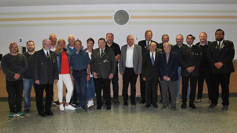 Zahlreiche Ehrungen gab es bei der Jahreshauptversammlung des Großlangheimer Schützenvereins, die der neue Schützenmeister Michael Sterk (rechts) vornahm.