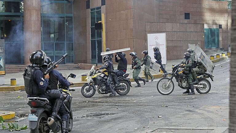 Nach der Präsidentenwahl in Venezuela       -  Die staatlichen Sicherheitskräfte gehen hart gegen die Demonstranten vor.