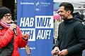 Birgit Süß, hier im Gespräch mit Marc Frings, rief bei einer Straßenaktion dazu auf, wählen zu gehen.