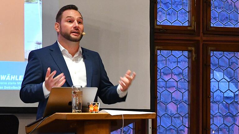 Frei zu sprechen, ist für Matthias Bielek kein Problem. Die Arbeit als Sportmoderator, die er vor seiner Wahl zum Bürgermeister jahrelang ausgeübt hat, bezeichnet er als Hobby. Möglicherweise wird daraus schon bald ein Nebenjob. Das Bild zeigt Bielek im September 2019 während seiner Bewerberrede als Bürgermeisterkandidat vor den Freien Wählern im Historischen Rathaus von Dettelbach. Frei zu sprechen, ist für Matthias Bielek kein Problem. Die Arbeit als Sportmoderator, die er vor seiner Wahl zum Bürgermeister jahrelang ausgeübt hat, bezeichnet er als Hobby. Möglicherweise wird daraus schon bald ein Nebenjob. Das Bild zeigt Bielek im September 2019 während seiner Bewerberrede als Bürgermeisterkandidat vor den Freien Wählern im Historischen Rathaus von Dettelbach.