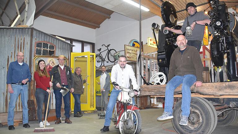 In drei Monaten ist es soweit – am ersten Juli-Wochenende steigt das große Fladungen Classics-Revival. Die Vorbereitungen haben längst begonnen. Darüber freuen sich (von links): Bernhard Link und Greta Gutmann vom Fladunger Tourismusbüro, Andreas Hoch vom Organisationsteam, Peter Ramann, Achim Kümmeth (Organisationsteam), Bürgermeister Michael Schnupp, Peter Laudensack (Organisationsteam) und Daniel Schanz. In drei Monaten ist es soweit – am ersten Juli-Wochenende steigt das große Fladungen Classics-Revival. Die Vorbereitungen haben längst begonnen. Darüber freuen sich (von links): Bernhard Link und Greta Gutmann vom Fladunger Tourismusbüro, Andreas Hoch vom Organisationsteam, Peter Ramann, Achim Kümmeth (Organisationsteam), Bürgermeister Michael Schnupp, Peter Laudensack (Organisationsteam) und Daniel Schanz.