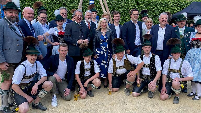 'Mia san mia'gilt auch in Brüssel: Beim Maibaumaufstellen in der Bayerischen Vertretung geht es zünftig und nicht allzu politisch zu.
