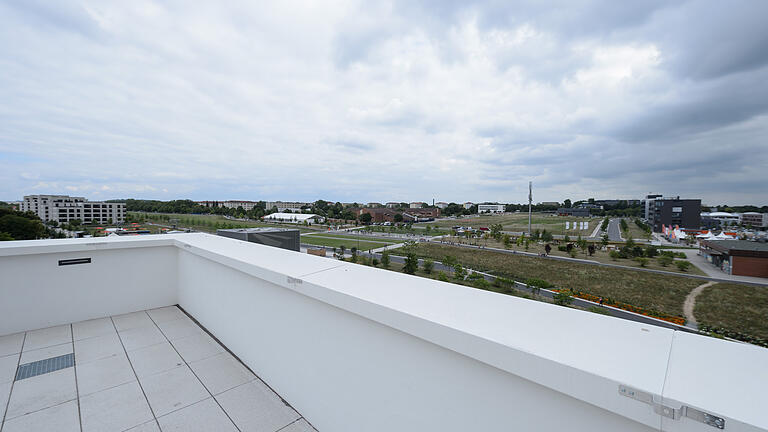 Ausblick von der Tower-Terrasse, links hinten die Wohnhäuser der Würzburger Stadtbau. Foto: Daniel Peter Ausblick von der Tower-Terrasse, links hinten die Wohnhäuser der Würzburger Stadtbau. Foto: Daniel Peter