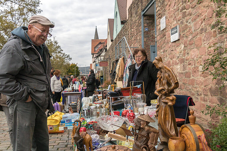 Interessantes und manch Brauchbares fand sich beim Gemündener Herbstmarkt auf dem gesonderten Flohmarkt entlang der historischen Stadtmauer. Interessantes und manch Brauchbares fand sich beim Gemündener Herbstmarkt auf dem gesonderten Flohmarkt entlang der historischen Stadtmauer.