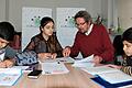 Zweimal pro Woche lernt der Familienpate Gerd Schurz in den Räumen des Kinderschutzbundes in Schweinfurt mit drei der sieben Kindern der Familie Melik. Im Bild (von links): Bakr (13), Layali (14) und Amir (12).