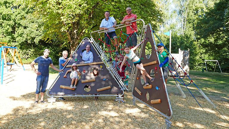 Auf dem Erlebnisspielplatz an der Tauber in Königshofen wurden neue Spielgeräte aufgestellt. Die Königshöfer Stadträte testen die neuen Attraktionen mit Kindern aus dem Stadtgebiet.