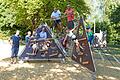 Auf dem Erlebnisspielplatz an der Tauber in Königshofen wurden neue Spielgeräte aufgestellt. Die Königshöfer Stadträte testen die neuen Attraktionen mit Kindern aus dem Stadtgebiet.