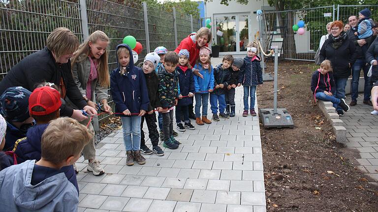 Die 'Gartenzwerge' freuen sich über ihre neuen Räume im Bergrheinfelder Kindergarten Sankt Bartholomäus. Im Rahmen des Kindergartenfestes wurde auch die neu gestaltete Außenanlage übergeben. Die 'Gartenzwerge' freuen sich über ihre neuen Räume im Bergrheinfelder Kindergarten Sankt Bartholomäus. Im Rahmen des Kindergartenfestes wurde auch die neu gestaltete Außenanlage übergeben.