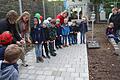 Die 'Gartenzwerge' freuen sich über ihre neuen Räume im Bergrheinfelder Kindergarten Sankt Bartholomäus. Im Rahmen des Kindergartenfestes wurde auch die neu gestaltete Außenanlage übergeben.