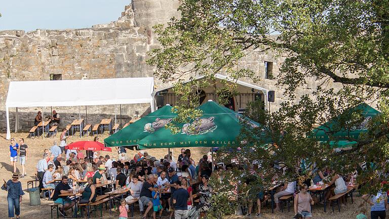 Ein Bild vom Gössenheimer Burgweinfest auf der Ruine Homburg aus dem Jahr 2018 (Archivbild). Ein Bild vom Gössenheimer Burgweinfest auf der Ruine Homburg aus dem Jahr 2018 (Archivbild).