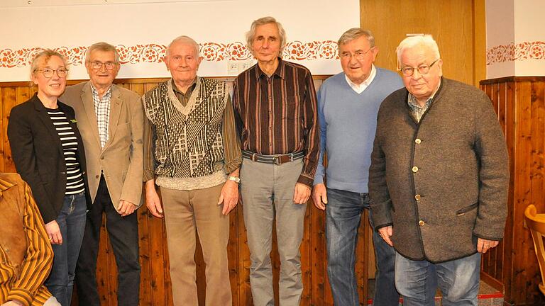 Im Bild 1. Vorsitzende Sabine Fechter, Waldemar Link, Edgar Goldbach, Erich Schmitt, Karl Dros, Rhönklub-Präsident Jürgen Reinhardt.
