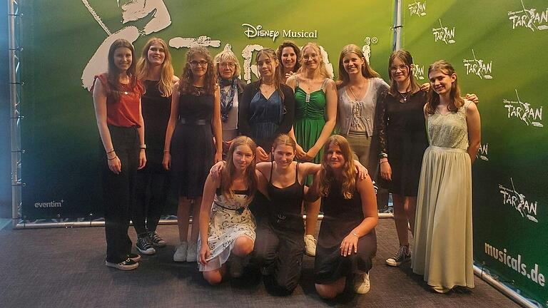 Der Jugendchor des SV Mellrichstadt nach der Nachmittagsvorstellung des Musicals Tarzan in Stuttgart. Der Jugendchor des SV Mellrichstadt nach der Nachmittagsvorstellung des Musicals Tarzan in Stuttgart.