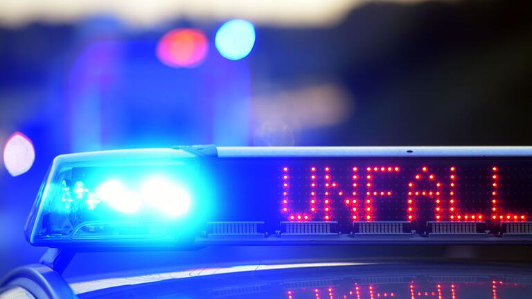 Polizei sichert Unfallstelle       -  Bei einem Unfall mit einem Cabrio ist ein Mann gestorben und sein Beifahrer verletzt worden. (Symbolbild)
