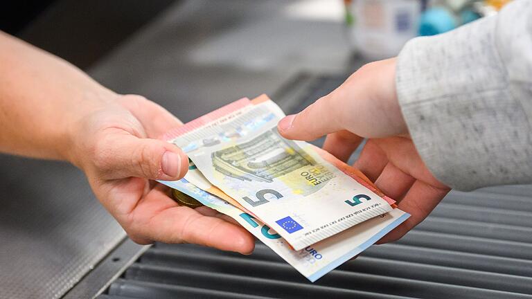 Supermarktkasse       -  Der Einkauf im Supermarkt ist in den vergangenen drei Jahren sehr viel teurer geworden. Vom Ifo-Institut befragte Ökonomen rechnen bis 2028 mit weltweit dauerhaft erhöhten Inflationsraten. (Illustration)