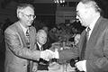 Ein Bild aus der 'guten alten Zeit': Landrat Rudolf Handwerker (links) schüttelt die Hand seines Parteikollegen Siegmund Kerker. Im Hintergrund schaut Staatssekretär Albert Meyer zu.