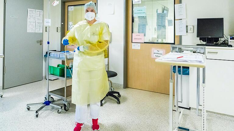 Die Impfaktion am Leopoldina-Krankenhaus wird noch bis zum 23. Dezember fortgesetzt. Ein Ziel des Impfangebotes ist natürlich auch, die Zahl der Patientinnen und Patienten, die mit Covid 19 auf die Intensivstation des Krankenhauses (Bild) müssen, möglichst im Rahmen des machbaren zu halten. Die Impfaktion am Leopoldina-Krankenhaus wird noch bis zum 23. Dezember fortgesetzt. Ein Ziel des Impfangebotes ist natürlich auch, die Zahl der Patientinnen und Patienten, die mit Covid 19 auf die Intensivstation des Krankenhauses (Bild) müssen, möglichst im Rahmen des machbaren zu halten. 