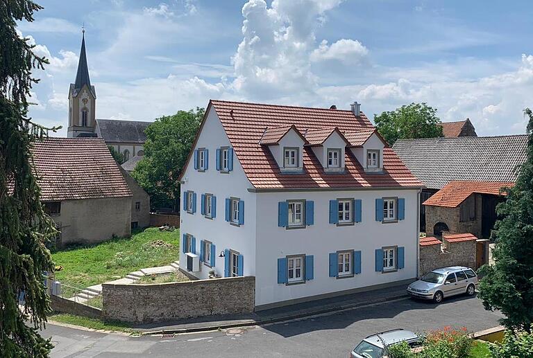 Mitten in Hergolshausen baute sich die Familie Ruhl ihr neues Haus im Stil des Vorgängergebäudes. Mitten in Hergolshausen baute sich die Familie Ruhl ihr neues Haus im Stil des Vorgängergebäudes.
