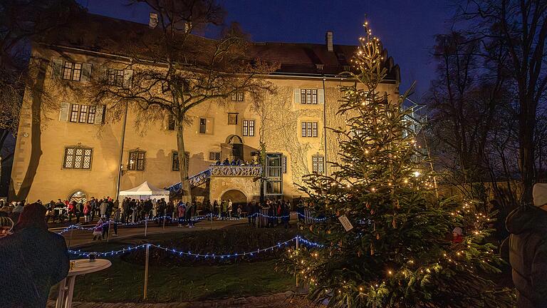 Malerisches Ambiente beim Weihnachtsmarkt auf Schloss Aschach. Malerisches Ambiente beim Weihnachtsmarkt auf Schloss Aschach.