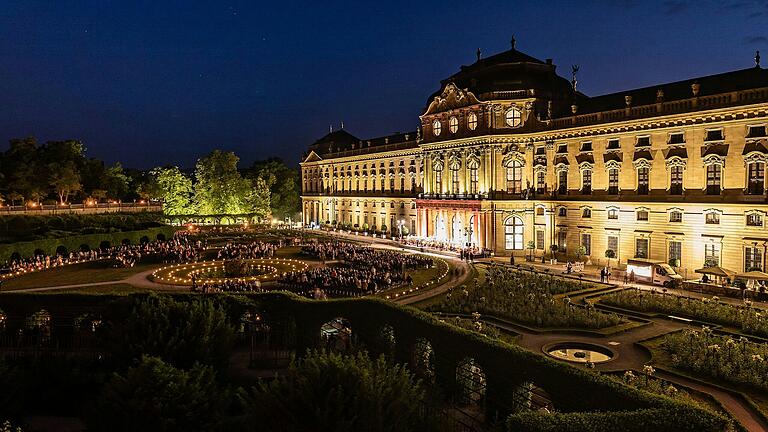 Die kleine Nachtmusik im Hofgarten der Würzburger Residenz mit den Klängen des Philharmonischen Orchesters Würzburg ist einer der Höhepunkte des kulturellen Jahres der Stadt.