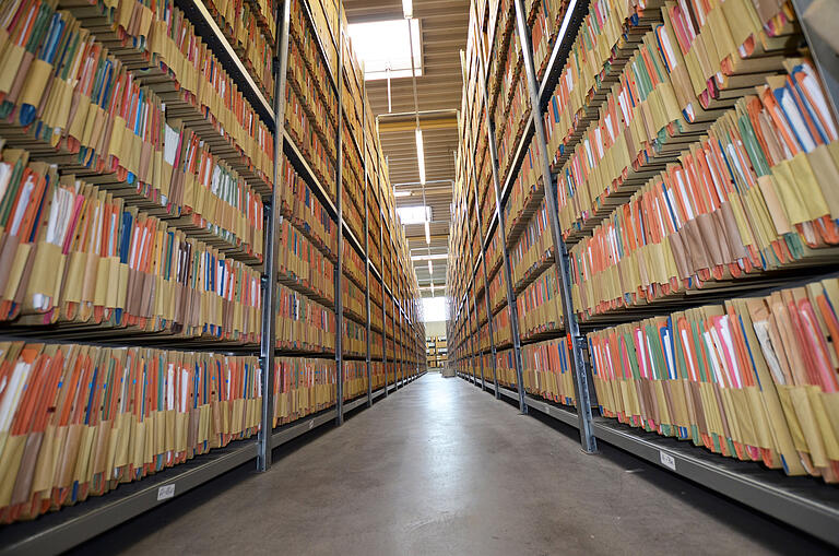 4000 Meter Akten: Das Archiv des Leopoldina Krankenhauses. 4000 Meter Akten: Das Archiv des Leopoldina Krankenhauses.