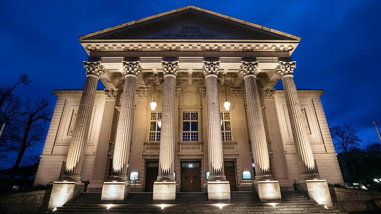 Im Staatstheater Meiningen wird ab 1. November in allen Spielstätten das 3G-Plus-Optionsmodell angewandt. Im Staatstheater Meiningen wird ab 1. November in allen Spielstätten das 3G-Plus-Optionsmodell angewandt.