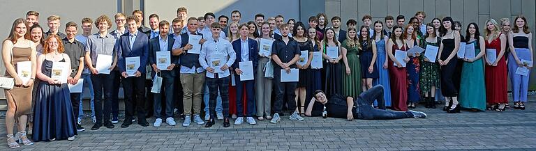 Die Abiturientinnen und Abiturienten der Klassen S12, ST12 und BTW12.