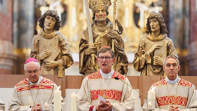 Kardinal Rainer Maria Woelki (Mitte), Erzbischof von Köln, hält den Festgottesdienst zur Jubiläumsfeier der katholischen Zeitung 'Die Tagespost' in der Neumünsterkirche. Neben ihm Erzbischof Georg Gänswein (rechts) und der Regensburger Bischof Rudolf Voderholzer.&nbsp;