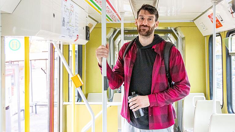 Nach dem Training in die Straßenbahn: Baskets-Center Owen Klassen steigt an der Haltestelle Bürgerbräu in die Linie 4. Nach dem Training in die Straßenbahn: Baskets-Center Owen Klassen steigt an der Haltestelle Bürgerbräu in die Linie 4.