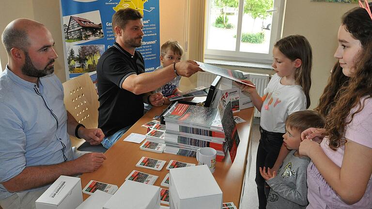Die Initiatoren Christian Günther und Thomas Wagenhäuser (von links) schenkten Kindern von Aidhausen ein Sammelalbum. Die Initiatoren Christian Günther und Thomas Wagenhäuser (von links) schenkten Kindern von Aidhausen ein Sammelalbum.