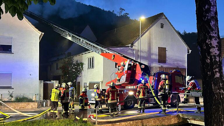 Die Feuerwehr löschte den Brand in Karsbach.