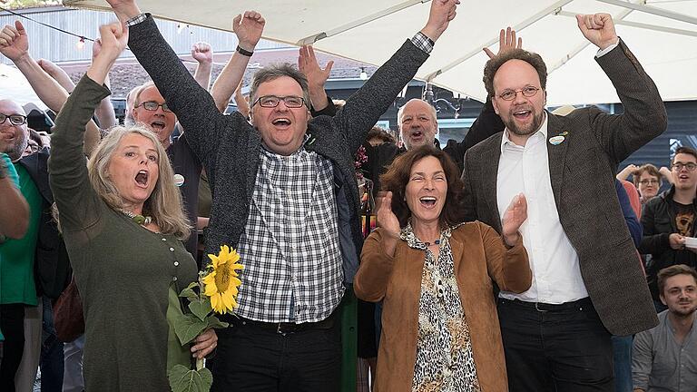 Große Freude bei der Wahlparty der Grünen in der Waldschänke Dornheim schon kurz nach der ersten Prognose (von links): Christina Feiler (Bezirkstagskandidatin), Gerhard Müller (Bezirkstagskandidat), Kerstin Celina (Landtagskandidatin) und Direktkandidat Patrick Friedl. Große Freude bei der Wahlparty der Grünen in der Waldschänke Dornheim schon kurz nach der ersten Prognose (von links): Christina Feiler (Bezirkstagskandidatin), Gerhard Müller (Bezirkstagskandidat), Kerstin Celina (Landtagskandidatin) und Direktkandidat Patrick Friedl.