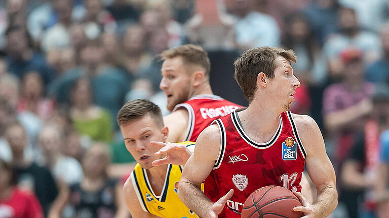 s.Oliver Wuerzburg vs. ALBA BERLIN       -  Deutschland, Würzburg, s.Oliver Arena, 20.10.2019, Basketball - easyCredit BBL -  s.Oliver Wuerzburg vs. ALBA BERLIN

Bild: v. l. Martin Hermannsson (ALBA BERLIN, #15) und Skyler Bowlin (s.Oliver Würzburg, #12)