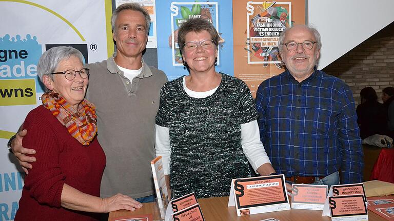 Hannes Jaenicke outete sich als Fan von Weltläden. Auf dem Bild (von links): Maritta Schubert (Weltladen Lohr), Hannes Jaenicke, Christina Schlembach (Weltladen Marktheidenfeld) und Hans- Georg Schubert (Weltladen Lohr). Hannes Jaenicke outete sich als Fan von Weltläden. Auf dem Bild (von links): Maritta Schubert (Weltladen Lohr), Hannes Jaenicke, Christina Schlembach (Weltladen Marktheidenfeld) und Hans- Georg Schubert (Weltladen Lohr).