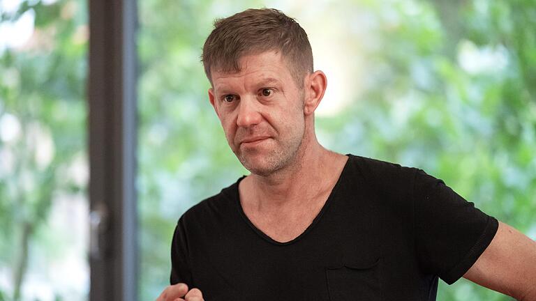 Jens Bronnsack will mit seiner Leidensgeschichte an die Öffentlichkeit. Er sei bei mehr als 300 Ärzten gewesen und immer wieder weggeschickt worden - es sei die Psyche, habe es geheißen. Jens Bronnsack will mit seiner Leidensgeschichte an die Öffentlichkeit. Er sei bei mehr als 300 Ärzten gewesen und immer wieder weggeschickt worden - es sei die Psyche, habe es geheißen. 