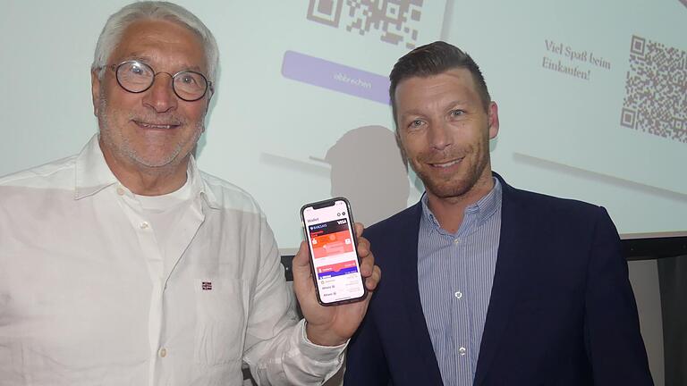 Werner Christoffel, Chef von 'Schweinfurt erleben' (links) und City-Manager Thomas Herrmann stellten den neuen Digitalgutschein vor, als Online-Bezahlmöglichkeit für die Innenstadt.